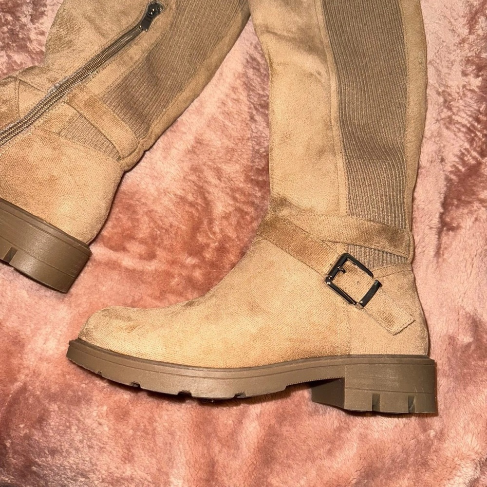 Hayride suede tan boots 👢 by CORKYS! Size 6. New. Never worn. So pretty. Comfy!!